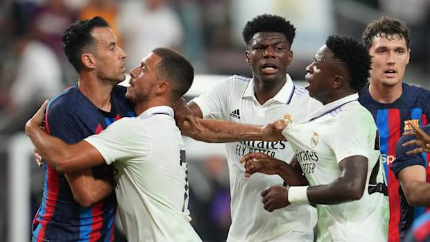 Jugadores de Real Madrid y Barcelona pelean